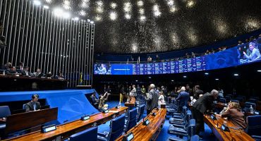 Plenário analisa pena maior para violência sexual digital contra criança
