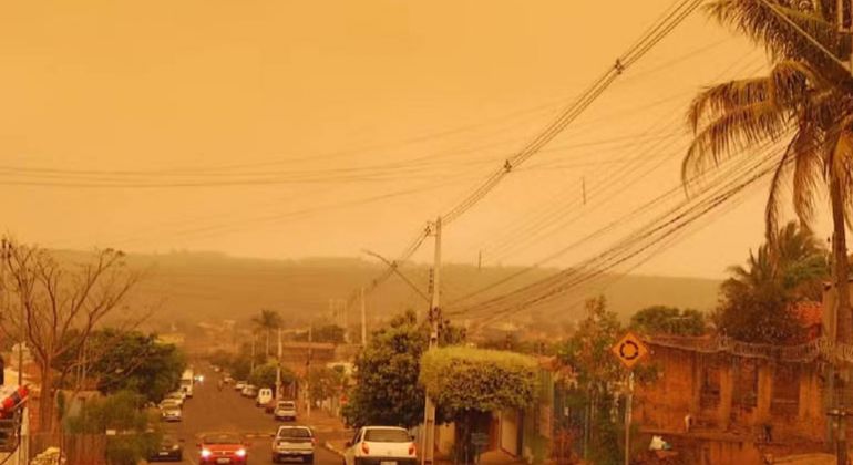 Após fumaça de queimadas deixar céu alaranjado em Jataí, UFJ distribui máscaras no campus