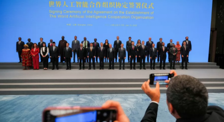 Brasil e outros 28 países criam órgão global de IA na China