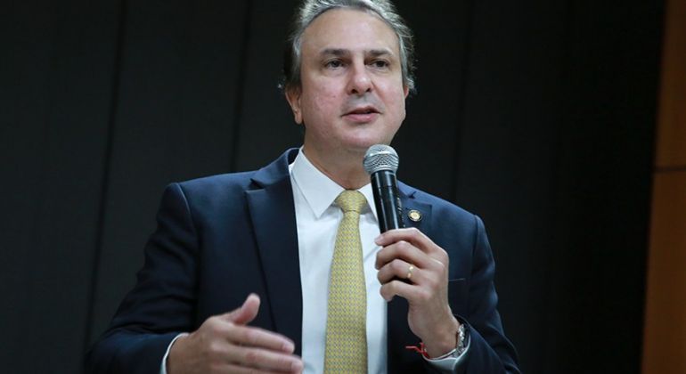 CE aprova convite a Camilo Santana para prestar informações sobre contas do MEC