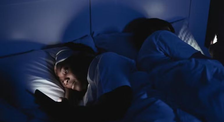 Celular emite radiação? É seguro deixar ele ao lado da cama? Entenda se há riscos