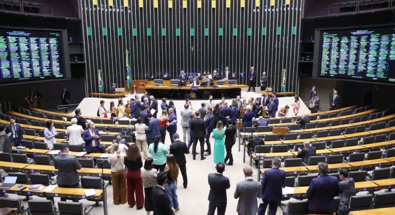Com retirada da urgência, Câmara destrava pauta e não deve votar PL da 6x1
