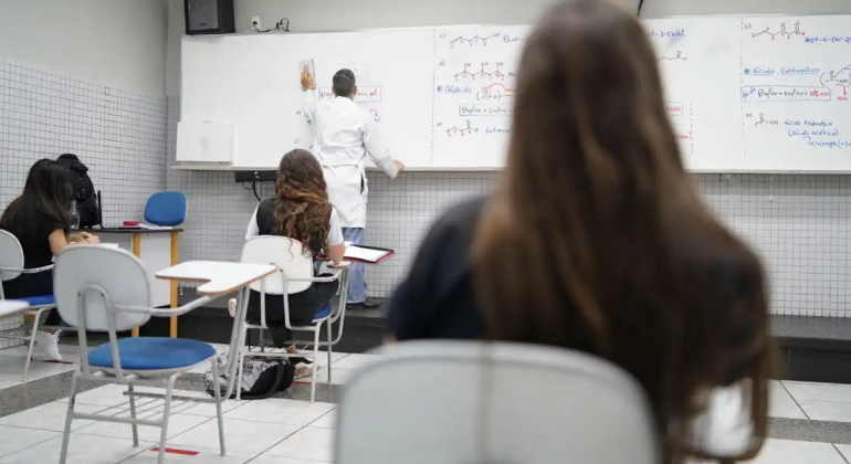 Doutores enfrentam penalidades salariais e alta taxa de sobre-educação, mostra Ipea