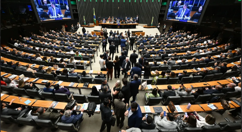 Fim da escala 6x1: oposição avança com proposta alternativa no Senado
