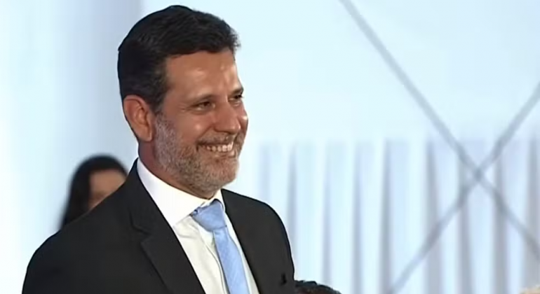 Lula anuncia Leonardo Barchini como novo ministro da Educação