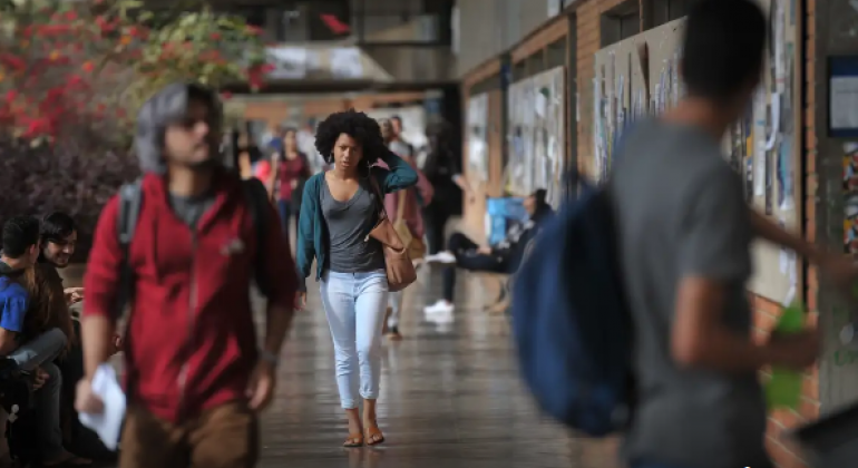 Mais de 54% dos graduandos já abandonaram curso para cuidar dos filhos