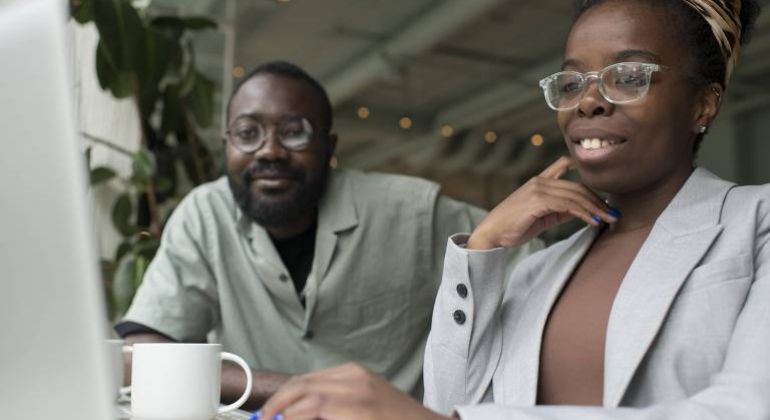 Movimento pela Equidade Racial anuncia 30 mil bolsas de inglês para pessoas negras