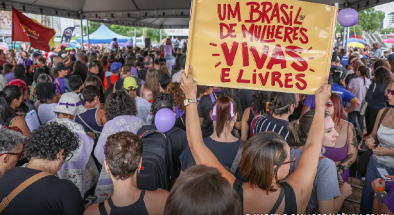 Órfãos de vítimas de feminicídio terão direito a pensão do INSS