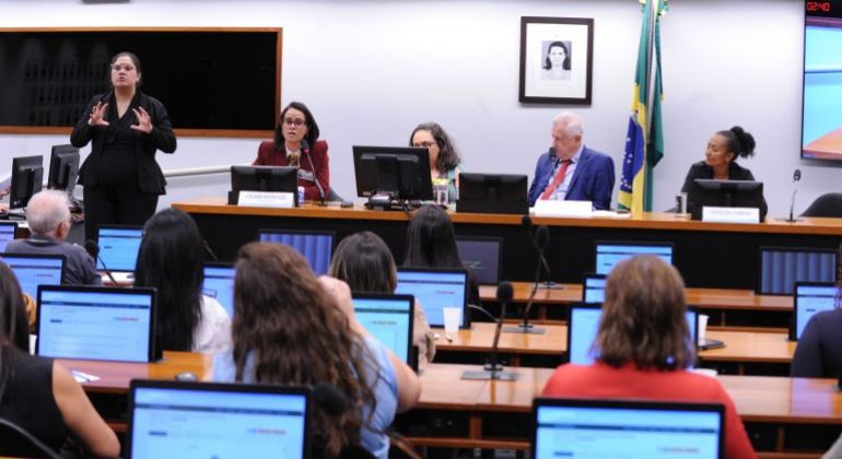 Pais e especialistas pedem política de cuidado para jovens e adultos com autismo