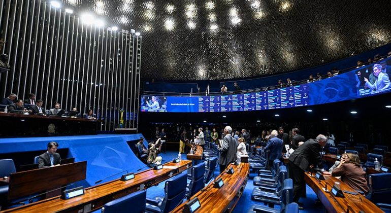 Plenário analisa pena maior para violência sexual digital contra criança