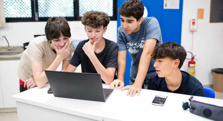 Regulamentação para IA na educação mira veto à correção de questão dissertativa sem professor