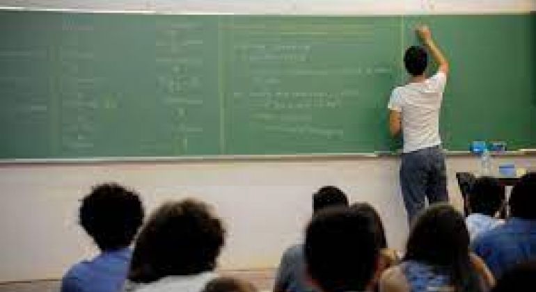 Salário de docentes no Brasil não aumenta mais que 50% até o fim da carreira